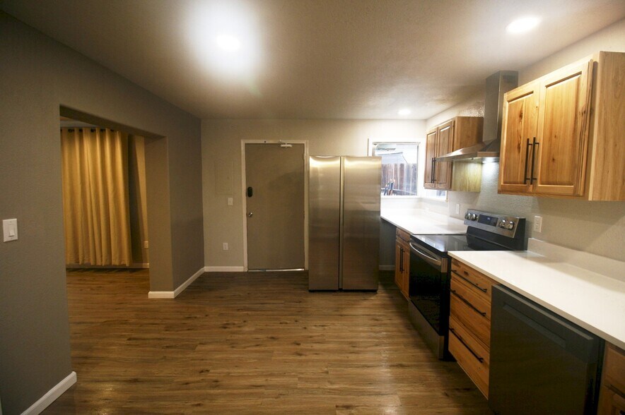 Building Photo - 1515 SE Mill St