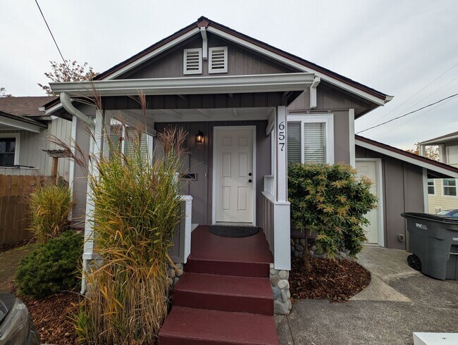 Building Photo - Easy Commute with Stunning Views!