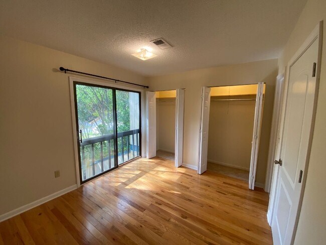 Building Photo - 449 Hickory Hill Dr