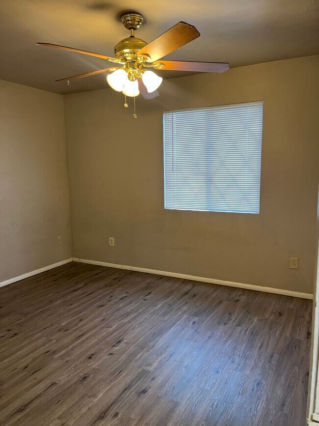 Building Photo - 3028 N Corrine Dr
