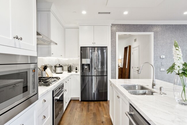 Building Photo - Thoughtfully Renovated 3 Bed, 2.5 Bath Sin...