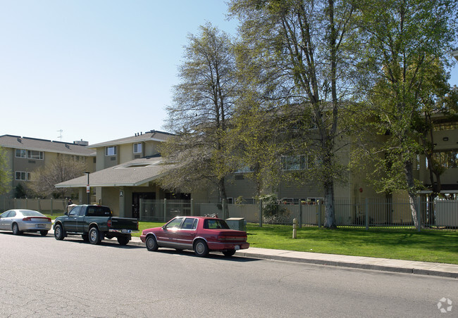 Building Photo - Yosemite Manor