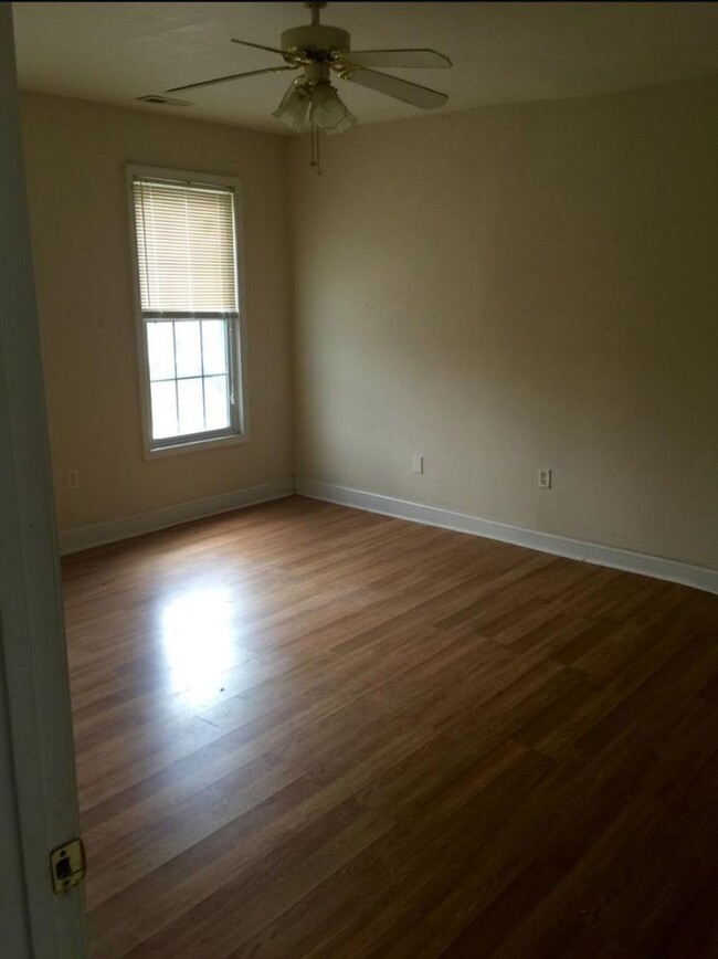 Building Photo - North Side House! Roomy 3 bed 2 bath with ...