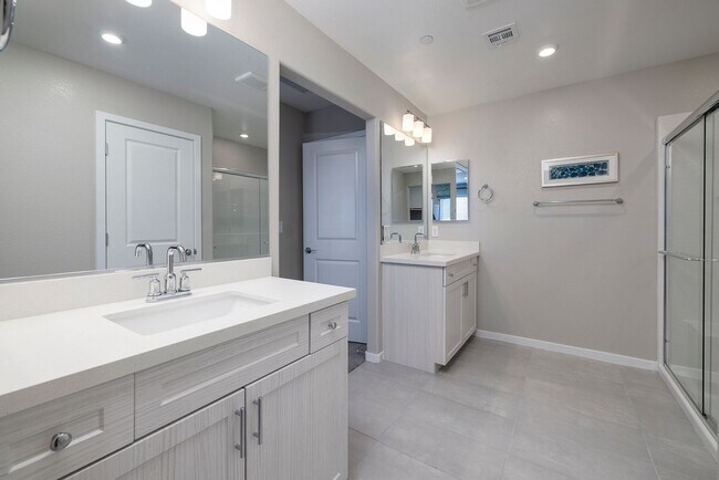 Building Photo - FULLY FURNISHED BRAND NEW TOWNHOME WITH 3 ...