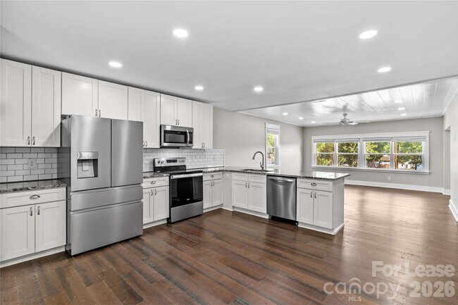 Building Photo - 182 Commodore Loop