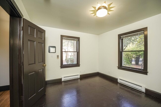 Building Photo - 2 Bedroom 1.5 Bath Farm House