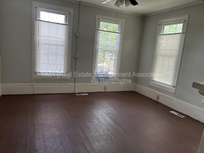 Building Photo - 738 W Poplar St