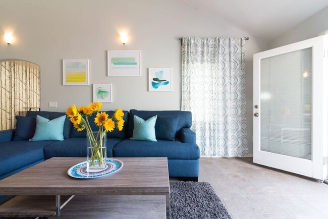 Building Photo - Spacious and Vibrant Property in Barrio Lo...