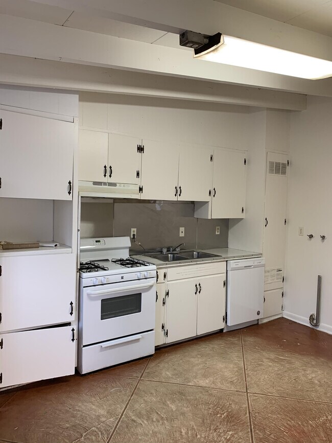 Building Photo - 2115 E 18th St