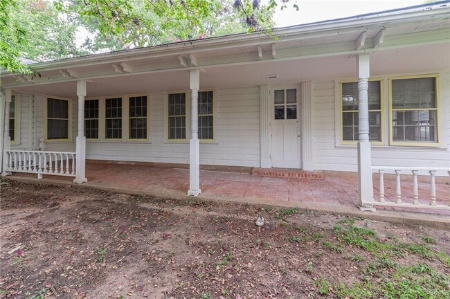 Building Photo - 2404 Schulle Ave