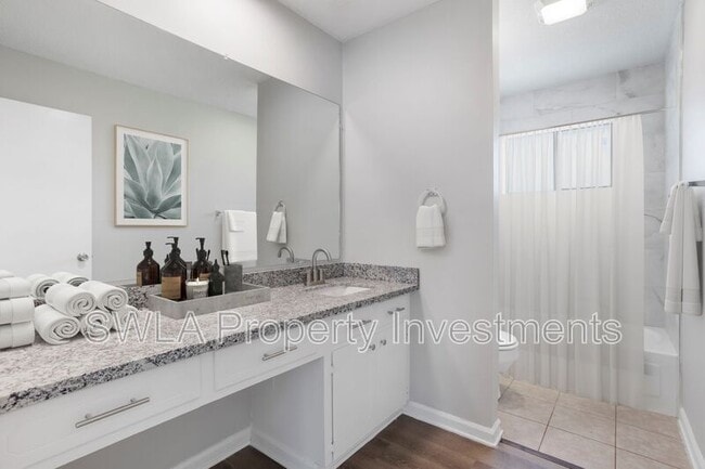 Building Photo - 338 Vanessa Ave