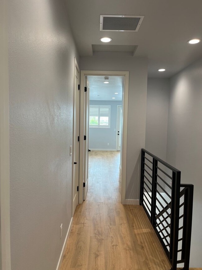 Building Photo - 3 Bedroom/ 3 Bathroom Home in Huntington B...