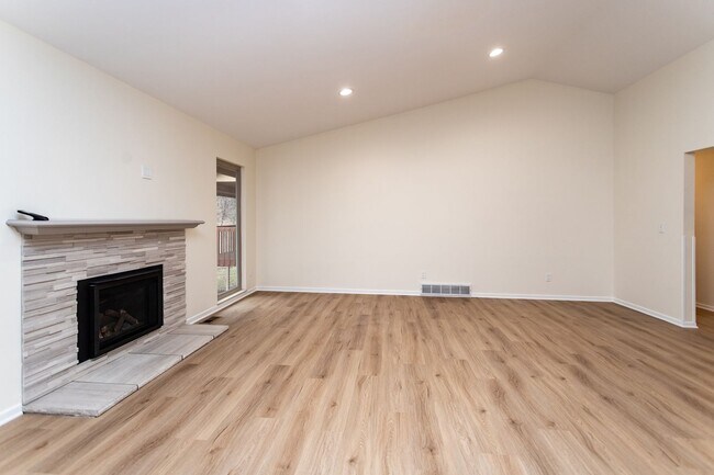 Building Photo - Spacious & Bright Broadmoor Townhome with Covered Deck!