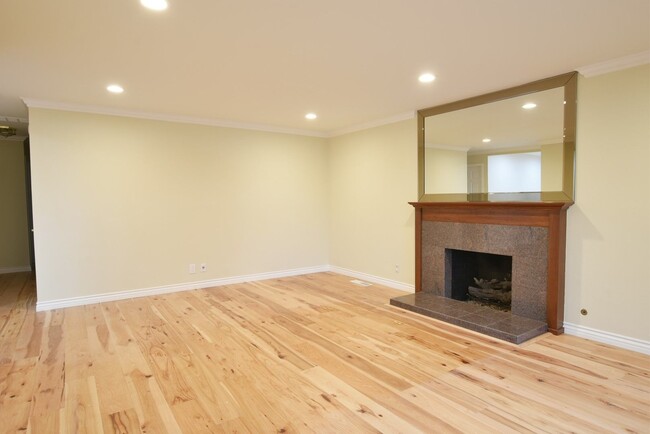 Building Photo - Beautifully Remodeled 3 Bedroom 2 Bath Wes...