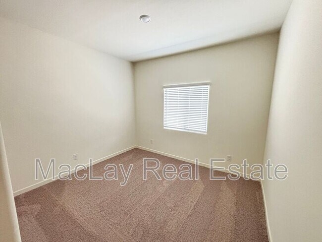 Building Photo - 675 N Crowned Dove Trail