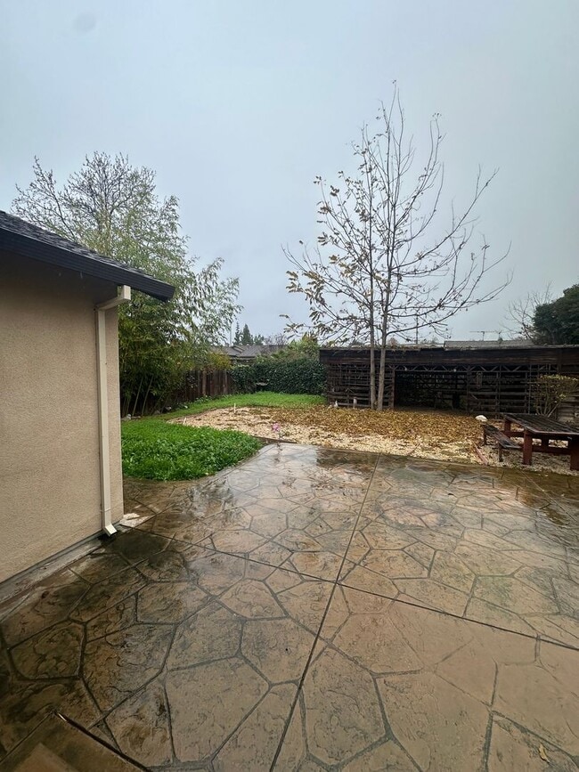 Building Photo - Gorgeous, 3 bedroom, 2.5 bath home, ready for move in