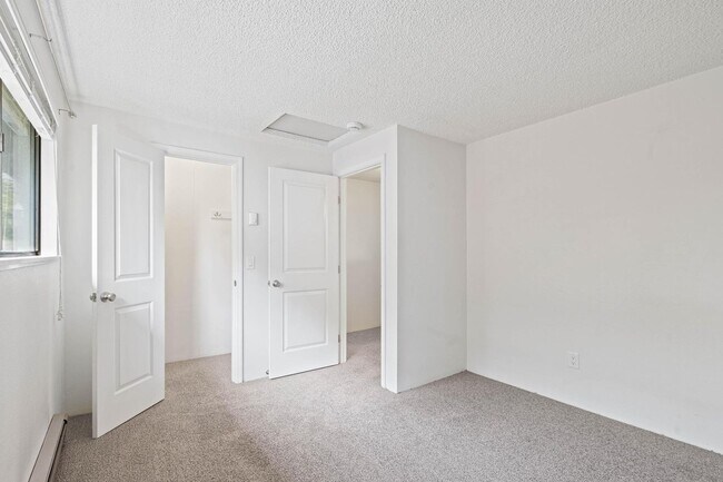 Building Photo - Well-maintained 2-bdrm/1-bath unit in tri-plex—On-site laundry, off-street parking, storage