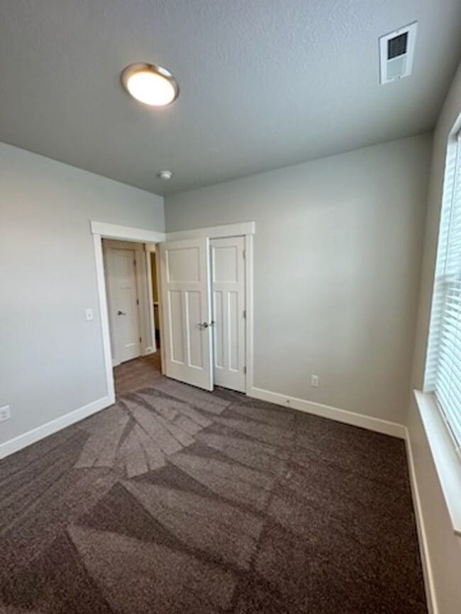 Building Photo - Bright 3 bed Condo with Pool, HOA, and Great Amenities!!