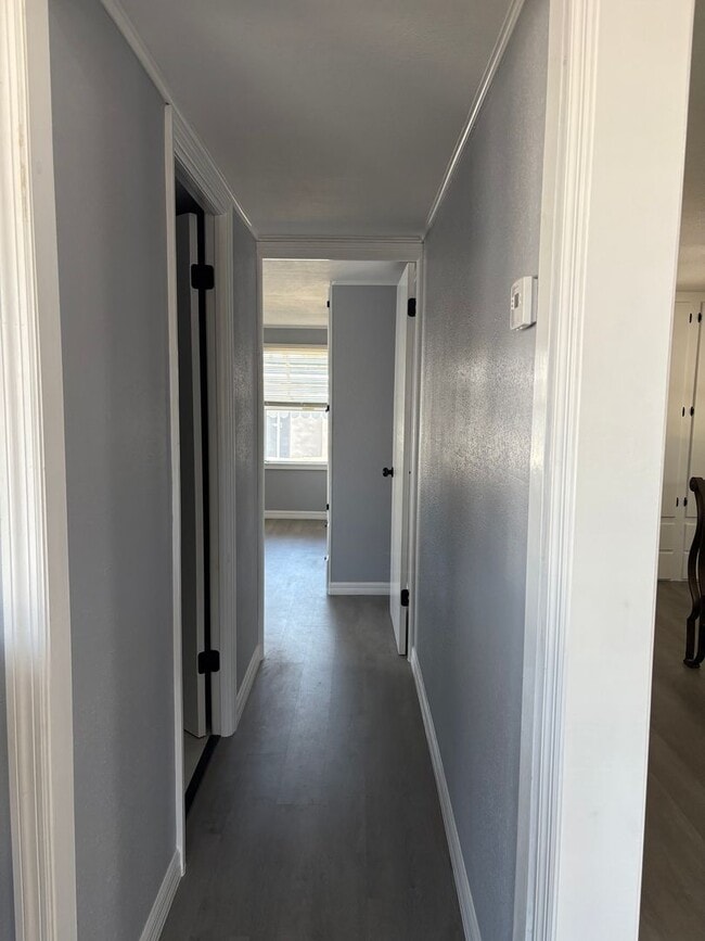 Building Photo - 2 bedroom 2 bath fully remodeled mobile home for rent in 55+ community in south Tampa