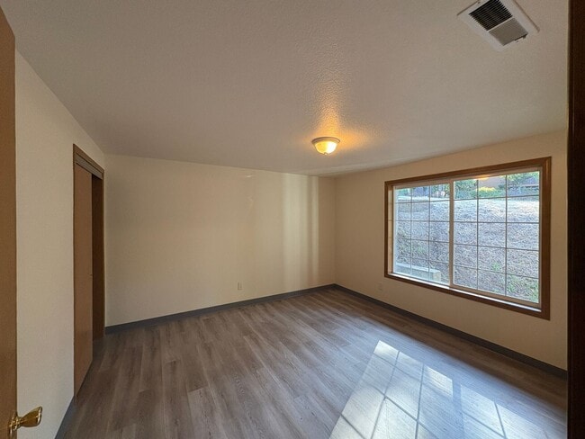 Building Photo - 2 Bedroom 1.5 Bathroom Duplex in Southwest Eugene