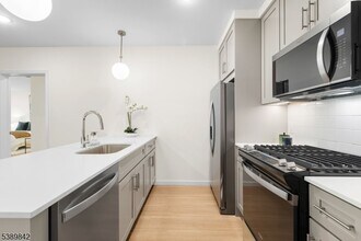 Building Photo - 70 Ridgedale Ave