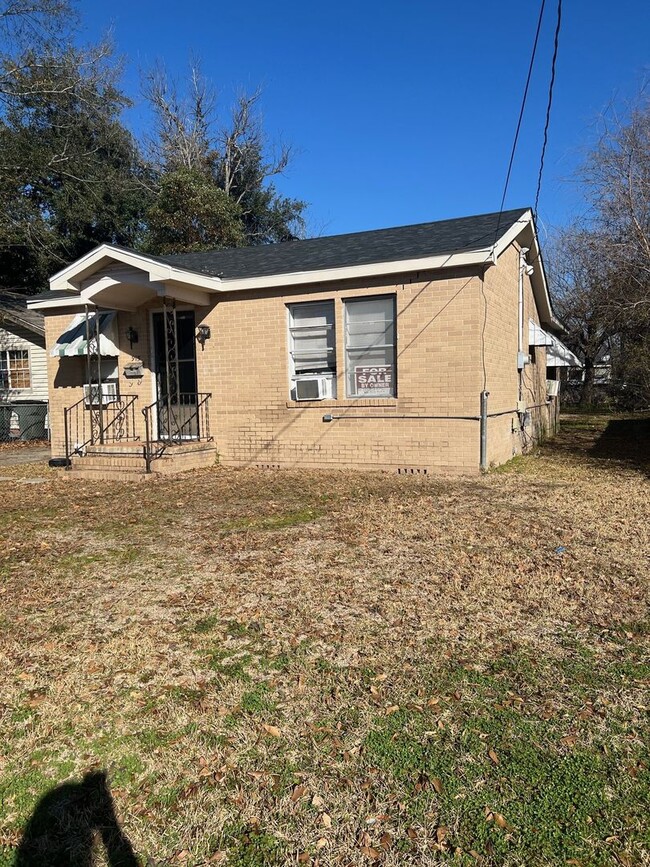 Building Photo - 3 Bedroom 1 bath home for lease