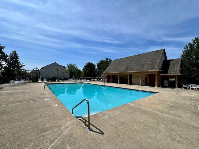 Building Photo - Large executive home in pool community Mas...