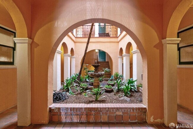 Building Photo - Quintessential, charming Russian Hill stud...