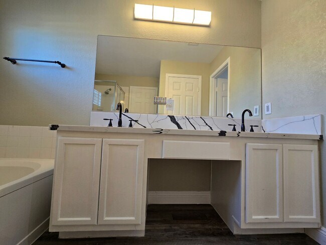 Building Photo - A Fabulous 4 Bedroom Home in Peccole Ranch