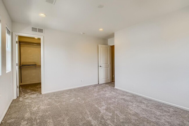 Building Photo - 3 Bed 2.5 Bath End Unit Home with FENCED Y...