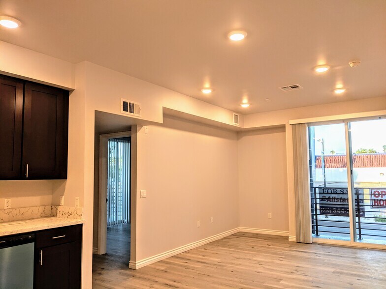 Building Photo - 7343 Reseda Blvd