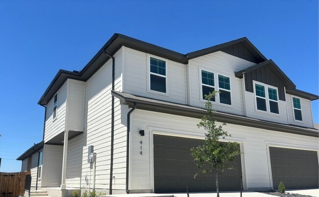 Building Photo - Want luxury living in the Far West ...Look no further...Amanda Park is it!