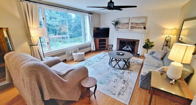 Building Photo - Fully Furnished 4 Bed / 1-1/2 Bath Single Family Home w/2 Car Garage