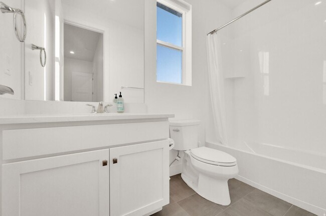 Building Photo - 1722 Oakridge Cir