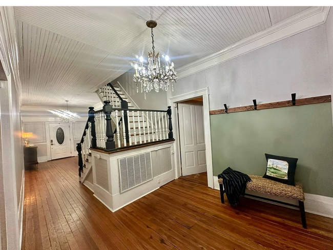Building Photo - **Charming Small-Town Home Near Clark's Hi...