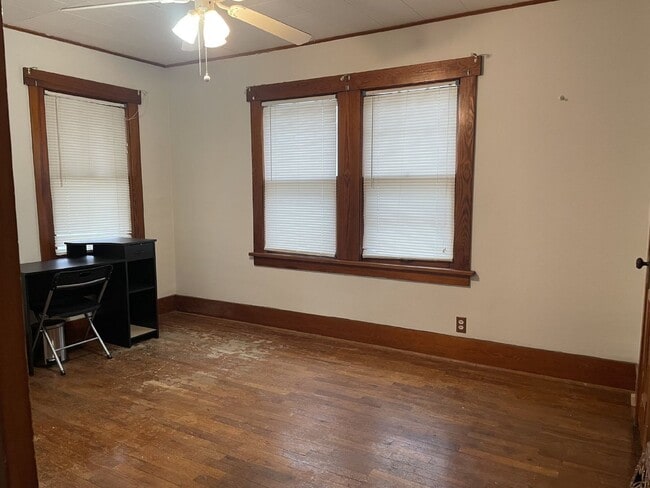 Building Photo - Charming 3 Bedroom Home with Hardwood Floo...