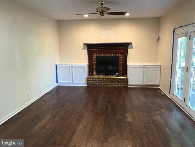 Building Photo - 2021 State Room Dr