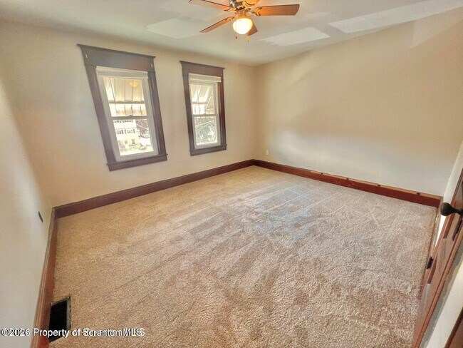 Building Photo - 637 E Elm St