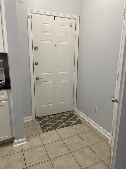 Entry - 1250 Parkwood Cir SE