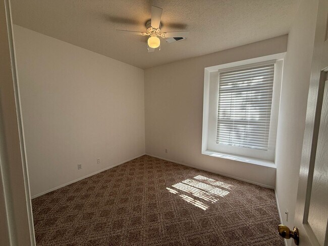 Building Photo - 3 Bed 2 Bath Amazing Views