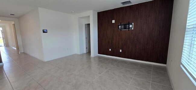 Building Photo - 804 Horsetail Dr