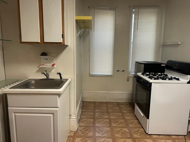 Building Photo - 14 Monument Sq