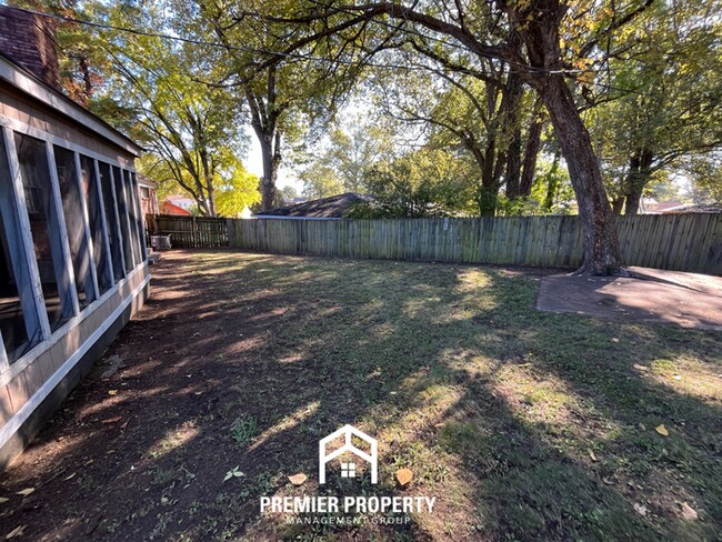 Building Photo - 1601 Favell Dr