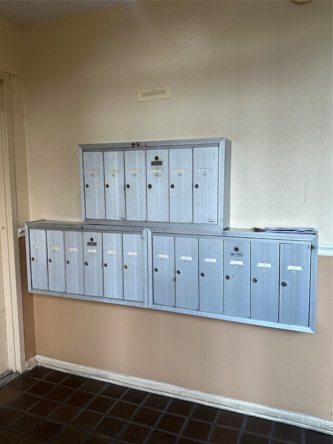 Building Photo - 8421 Hearth Dr
