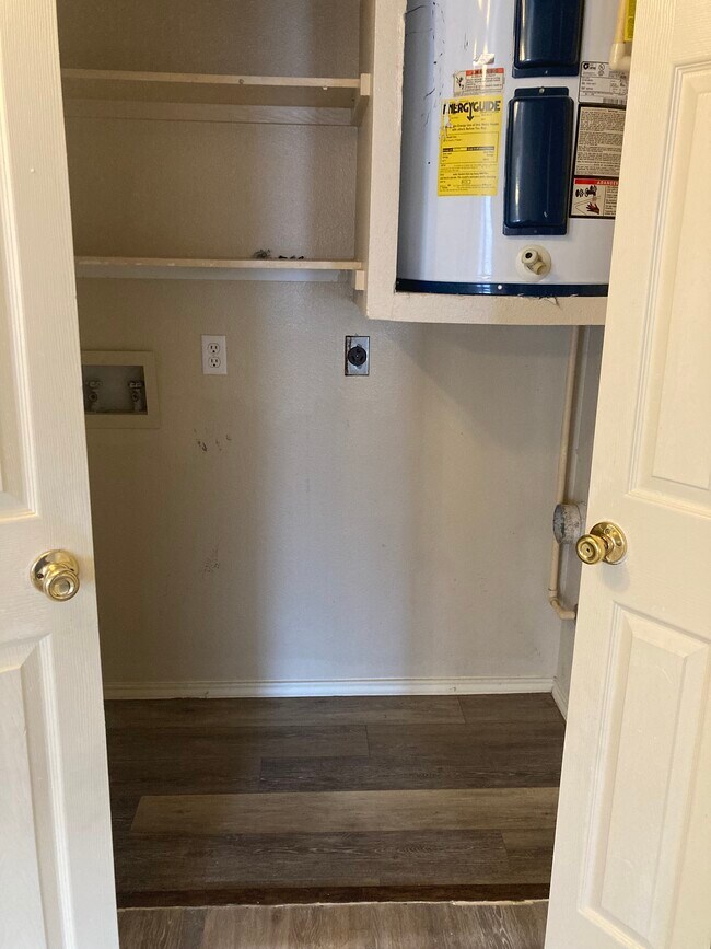 Interior Photo - 2330 N Jefferson Ave