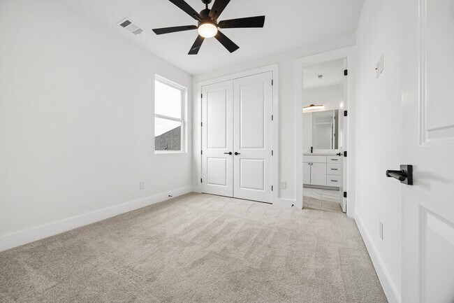 Building Photo - 424 Sikes St