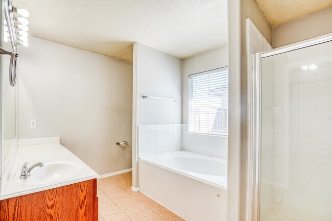 Building Photo - 2410 Hawthorne Brook Ln