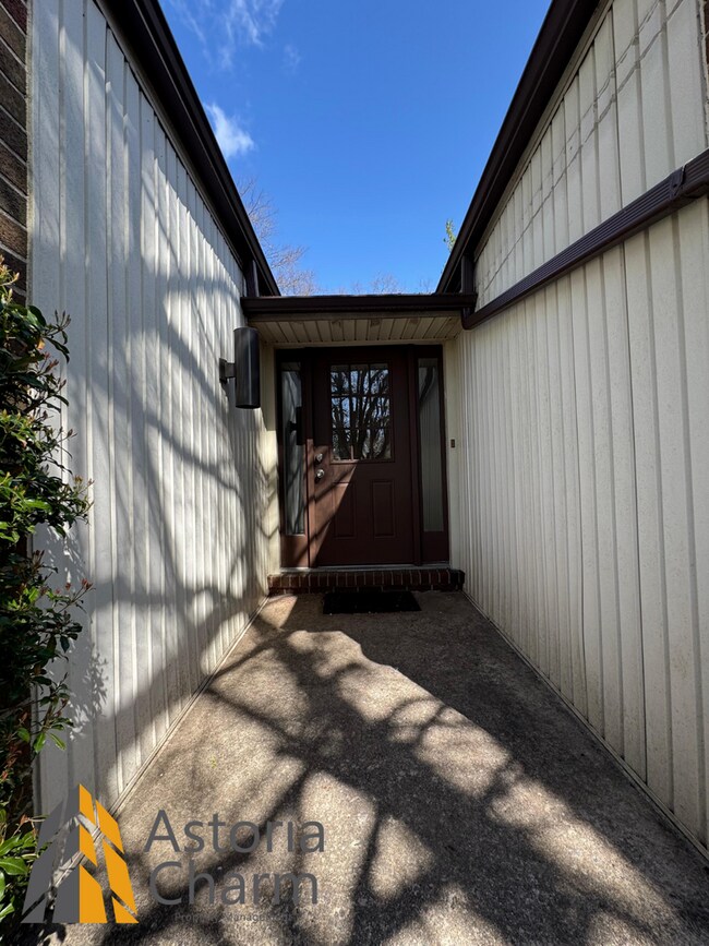 Building Photo - Spacious 5 Bedroom 3 Bath + Den Single Family Detached Home