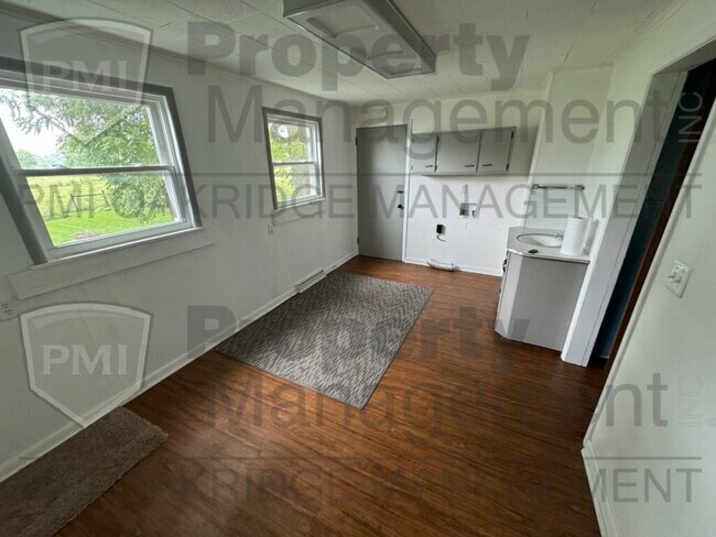 Building Photo - Country 2 Bedroom Apartment with 1 Car Garage