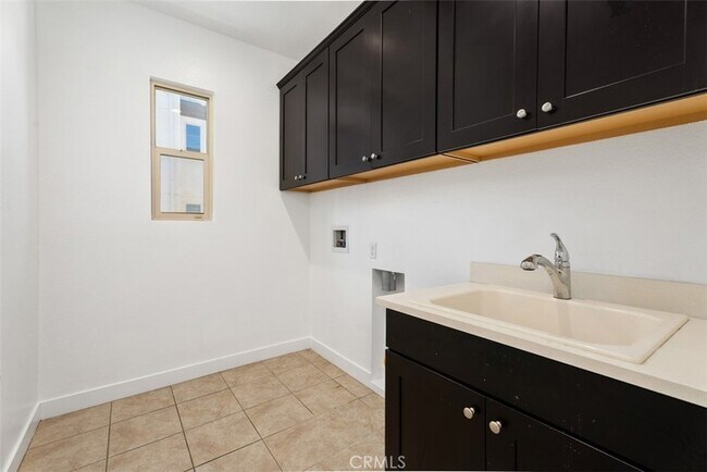 Building Photo - 123 Interval